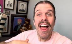Σοκαριστικό live στο TikTok: Ο blogger Πέρεζ Χίλτον αυτοτραυματιζόταν για ώρα με μαχαίρι κι ήταν καλυμμένος με αίμα