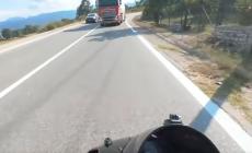 Εξοργιστικό βίντεο: «Δολοφόνος» με βυτιοφόρο κάνει προσπέραση πάνω σε στροφή - Οδηγός μηχανής γλιτώνει στο τσακ
