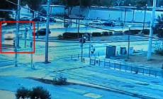Τροχαίο στη Βούλα: Σοκαριστικό βίντεο από τη σύγκρουση ταξί με μοτοσικλέτα - Σε κρίσιμη κατάσταση o οδηγός της μηχανής