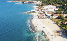 Η παραλία με λευκό βότσαλο και καταγάλανα νερά 35χλμ από το κέντρο της Αθήνας
