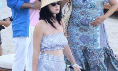 Katy Perry: Με καρό matching set και ψάθινο καπέλο σε νέες φωτογραφίες από τις διακοπές της στη Μύκονο