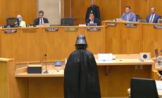 «Αυτό χρειάζεται ο αυτοκράτορας»: Με τι αίτημα μπήκε ο Darth Vader σε συνεδρίαση δημοτικού συμβουλίου