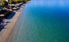 1,5 ώρα απ' την Αθήνα, θυμίζει νησί: Στο παραθαλάσσιο διαμάντι με την top παραλία το καλοκαίρι κρατάει ένα μήνα ακόμα