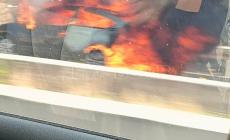 Φωτιά σε αυτοκίνητο και στύλο της ΔΕΗ στην Αθηνών – Λαμίας στο ύψος της Ριτσώνας