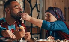 Μυθικό video της Τράμπζονσπορ με γιαγιάδες να ταΐζουν στο στόμα τον Σαλάχ (vid)