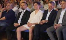 Ο Φειδίας Παναγιώτου πήγε με σορτσάκι σε εκδήλωση μνήμης για τους δολοφονημένους Κύπριους ήρωες Ισαάκ - Σολωμού
