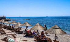 Η «οικονομία της ξαπλώστρας» και πόσο κοστίζει μια μέρα στην παραλία