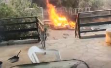 «Γρήγορα, να προλάβουμε να σβήσουμε τη φωτιά» - Αστυνομικοί απομακρύνουν ηλικιωμένη από σπίτι που καίγεται στον Κουβαρά