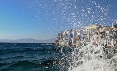 Καιρός αύριο: Μικρή άνοδος της θερμοκρασίας και ισχυροί άνεμοι στο Αιγαίο