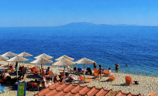 Με τις χαμηλότερες τιμές στην Ελλάδα σε φαγητό και διαμονή: Το νησί με τις 100 παραλίες είναι απόλαυση τον Σεπτέμβριο