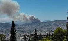 Φωτιά στη Δυτική Αττική: «Είχε εγκλωβιστεί κόσμος, έχουν καεί πολλά σπίτια», είπε ο δήμαρχος Μάνδρας