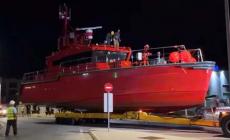 Στο Λαύριο το νέο πυροσβεστικό σκάφος των 4,5 εκατ. ευρώ: Επιχειρεί με κύματα και φτάνει τους 32 κόμβους (vid)