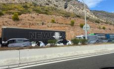 Κλειστή η Ε.Ο. Αθηνών – Κορίνθου: Πρωτοφανείς εικόνες με οδηγούς να ξεκουράζονται στο οδόστρωμα