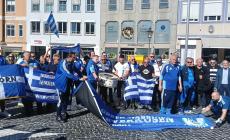 Χαμός στη Γερμανία: Οι Έλληνες έντυσαν Γαλανόλευκο το Άουγκσμπουργκ (vids)
