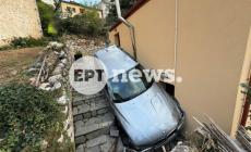 Καστοριά: Αυτοκίνητο «προσγειώθηκε» σε αυλή σπιτιού - Νοσηλεύεται η οδηγός