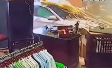 Θαύμα θαυμάτων: Mercedes μπουκάρει με μεγάλη ταχύτητα σε κατάστημα και περνά ανάμεσα από δύο εργαζόμενους (vid)