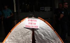 Φοιτητές άνοιξαν σκηνές έξω από το υπουργείο Οικονομικών - Διαμαρτυρία για ενοίκια και εστίες