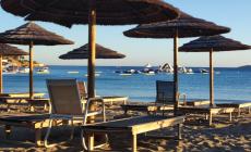 Βουλιαγμένη: Πώς ξεκίνησε ο καβγάς για τις ξαπλώστρες - «Αυτός με χτύπησε» λέει ο 76χρονος