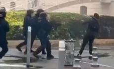 Βίντεο σοκ από τη Γαλλία: Αστυνομικός πυροβόλησε με εκτοξευτή χειροβομβίδων κατά μαθητή - «Το στόμα του έχει διαλυθεί»