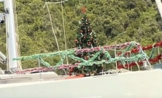 Σύβοτα: Στόλισαν χριστουγεννιάτικο δέντρο σε σκάφος ενώ έκαναν διακοπές - «113 ημέρες ακόμη»