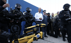 ΔΕΘ 2026: Τα ΕΚΑΜ «επιστράτευσαν» robot dog και drones – Δείτε βίντεο από την εντυπωσιακή επίδειξη