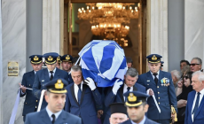 Με ένα θερμό χειροκρότημα το τελευταίο «αντίο» στον χειριστή του μοιραίου Phantom, Γιάννη Μπλέσια
