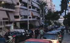 Θρίλερ στη Νίκαια: Οπλισμένος άνδρας κρατά όμηρο γυναίκα μέσα στο σπίτι του