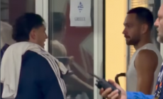 Μία... ασπρόμαυρη συνάντηση: Ζίβκοβιτς και Ζαφείρης αντάλλαξαν φανέλες μετά το ματς του Βελιγραδίου (vid)