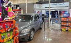 Τύπος κατέβασε με αυτοκίνητο τη τζαμαρία σούπερ μάρκετ στις 04.30 το πρωί για να πάει τουαλέτα