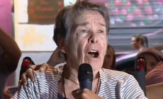 «Κρατήστε γερά»: Η 87χρονη Μαρικάρμεν προτρέπει τους διαδηλωτές στην Ισπανία