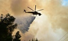 Φωτιά στην Άνδρο: Επιχειρούν δύο ελικόπτερα