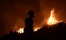 Κρήτη: Ανεξέλεγκτη η μεγάλη φωτιά στο Λασίθι – Ολονύχτια η μάχη με τις φλόγες κοντά στη Σητεία