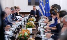 Ο ανασχηματισμός που αχνοφαίνεται, η Ντόρα που γκρινιάζει και το μπρα-ντε-φερ του ΠΑΣΟΚ με την ΕΛ.Α.Σ