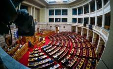 Το έφερε στη βουλή: Ο βουλευτής της ΝΔ που ρώτησε γιατί οι παπάδες δεν μπορούν να έχουν όπλα