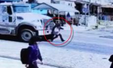Τρομακτικό βίντεο: Η στιγμή που νεαρό κορίτσι στις ΗΠΑ «εξαφανίζεται» κάτω από φορτηγό ενώ παίζει με το κινητό της