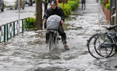 Τυφώνας Ντουτζουάν: Δύο νεκροί, 275 ακυρωμένες πτήσεις και εκκένωση 1,6 εκατ. κατοίκων (vid)