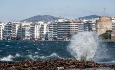 Καιρός σήμερα: Άστατος με σποραδικές βροχές και πτώση θερμοκρασίας στους 32 βαθμούς