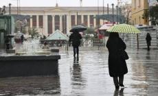Αλλάζει απότομα ο καιρός: Βροχές, ισχυρές καταιγίδες και πτώση θερμοκρασίας έως 8 βαθμούς