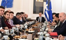 Κερδίζει συνεχώς πόντους και σκέφτεται το παραπάνω: Ο υπουργός που διεκδικεί την ηγεσία της ΝΔ