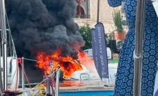 Λευκάδα: Σκάφος κάηκε ολοσχερώς έπειτα από έκρηξη - Ένας τραυματίας (pic+vid)