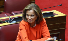 Το υπουργικό ζεύγος που πήγαινε στο Κολωνάκι και η Ντόρα με τα ξεκαβαλικέματα που κάτι ξέρει
