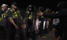Βρετανία: Ακροδεξιοί έστησαν μπλόκο σε λεωφορεία με μετανάστες στο Πόρτσμουθ