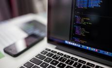 Κυβερνοεπιθέσεις με AI: 1.200 εταιρικά sites στο στόχαστρο χάκερ – Πάνω από 100 παραβιάστηκαν