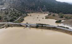 Κακοκαιρία στην Κρήτη: Σε Red Code το νησί – 112 στον Μυλοπόταμο, υπερχείλισε χείμαρρος στα Ζωνιανά