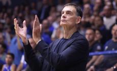 Πάλι τα ίδια ο Μπαρτζώκας: Άνοιξε κουβέντα με τον κόσμο και χειροκρότησε ειρωνικά! (vid)