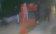 Βίντεο ντοκουμέντο από την Κυψέλη: 15 ανήλικοι επιτίθενται σε δύο μαθητές και μαχαιρώνουν τον έναν