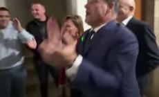 Πάρα πολύ ενθουσιασμένος υπουργός Υγείας, χοροπηδά και φωνάζει «και α και ου και ΔΑΠ-ΝΔΦΚ» στα Ιωάννινα (vid)