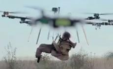 Απίστευτη διάσωση Ουκρανού στρατιώτη: Drone τον σήκωσε στον αέρα και τον μετέφερε 18χλμ. μακριά από το μέτωπο (vid)
