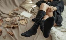 Πώς η λάθος κάλτσα στο κρεβάτι σού «κόβει» τον ύπνο