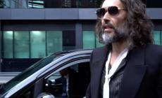«Μεταμορφώθηκε σε τέρας, με βίασε σαν να ήμουν ζόμπι»: Συγκλονιστική κατάθεση στη δίκη του Ράσελ Μπραντ